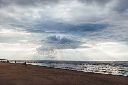 海边的傍晚夕阳下的海边图片