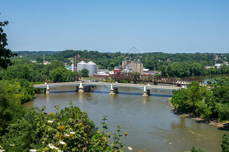 俄亥州扎内斯维尔的Y型桥镇上和粮食图片