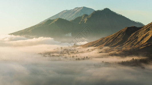 巴厘岛巴图尔山阿邦和阿贡火山从平根村的太阳升起图片