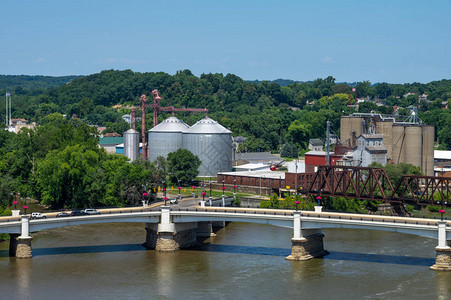俄亥州扎内斯维尔的Y型桥镇上和粮食图片