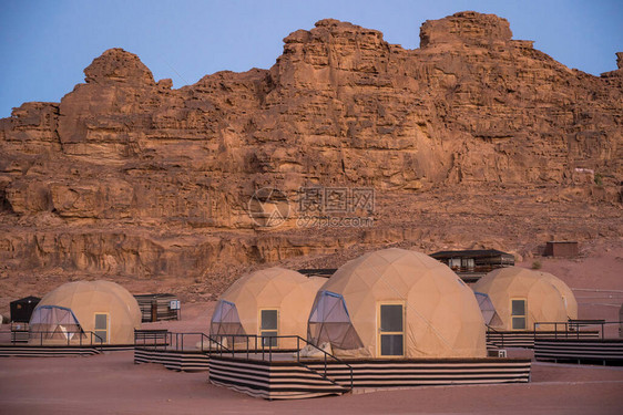 在约旦瓦迪鲁姆沙漠的马尔提安圆顶帐图片