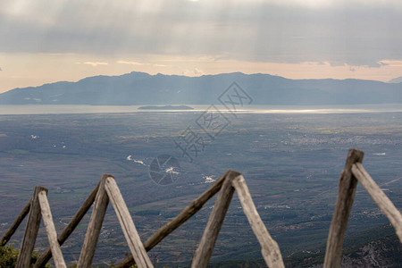 太阳光线穿透希腊北部海上的厚重云层从山的高角度视图在Xanthi的希腊地区黑白旅行照片背景图片