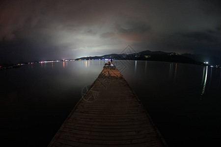 夜晚的山中湖码头图片