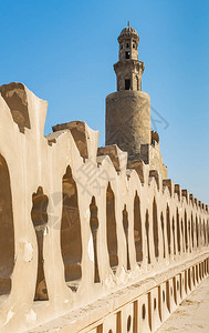 在埃及开罗中世纪清真寺IbnTulun清真寺露出寺门月光的图片