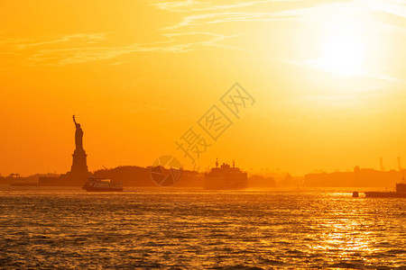 美国纽约市自由女神像的日落景观图片