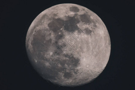 黑色背景天文摄影上的满月特写图片