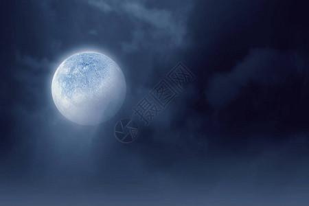 满月在乌云笼罩图片