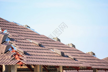 准备安装大量瓦片的屋顶房屋建筑图片