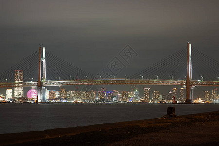 夜景的横滨海湾大桥和横滨港未来图片