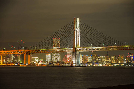 夜景的横滨海湾大桥和横滨港未来图片