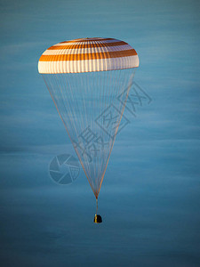 联盟TMA14M号航天器在降落时带有由NAsa提供的该图像的图片