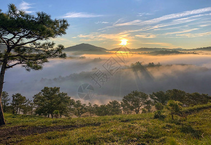 黎明在山城高原升起背景图片