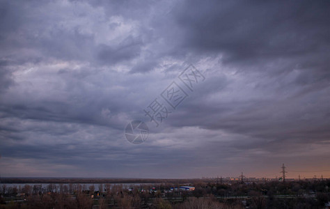 城市黎明时的雷云背景图片