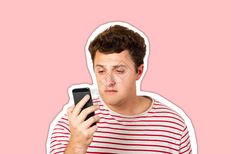 一个哭泣的男人看着他的手机的情感肖像绝望的感觉情绪化的人孤立在白色背景杂志拼贴风图片