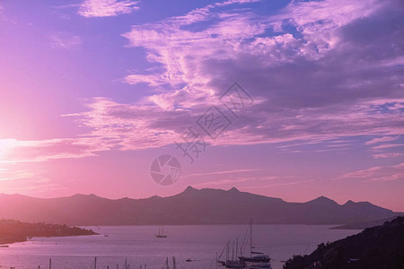 地中海美丽的海景和群山在日落暑假旅图片
