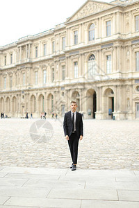 穿黑西装的年轻帅哥在巴黎走来去图片