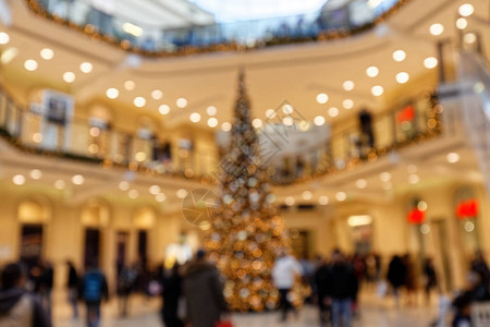 在圣诞节照明的多层购物中心散景背中背景图片