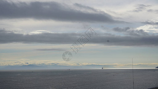 加拿大游轮航行船的海景图片