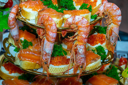 虾和三明治配以绿色装饰的红鱼子酱图片