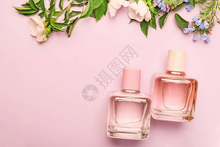 瓶在颜色背景的花卉香水图片