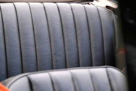 用于豪华汽车座椅特写背景的黑色皮革饰边图片