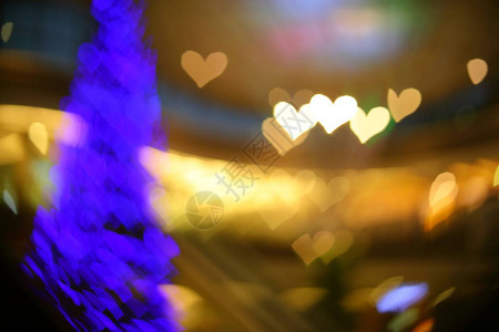 抽象图像模糊紫心爱之光在商场圣诞树装饰上图片