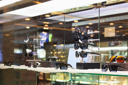 眼镜和眼镜在奢侈品零售眼镜店橱窗图片