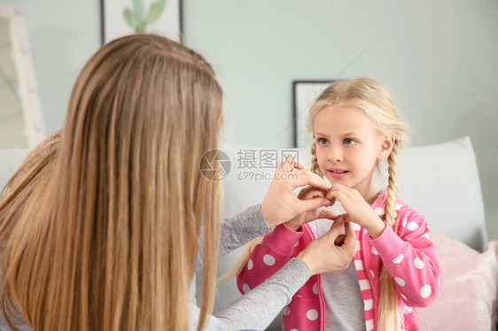 母亲在家教聋哑女儿使用手语图片