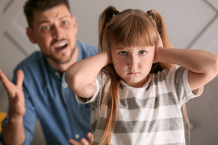爸爸责骂带耳机的儿子高清图片爸爸责骂带耳机的儿子高清图片母亲在