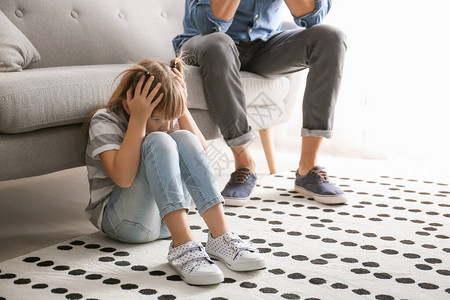 父母在家吵架孩子震惊高清图片生气的父亲指着母亲和女儿高清图片生气