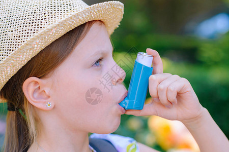 哮喘女孩使用哮喘吸入器保持图片