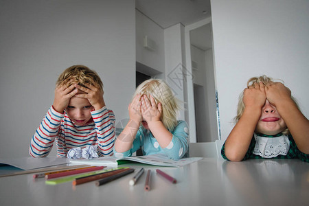 儿童厌倦做家庭作业学习压力在家学图片
