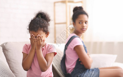 非洲小女孩在家中哭泣图片