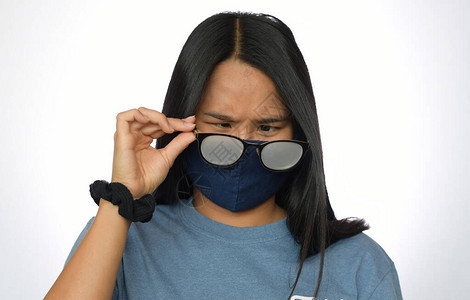 戴保护面罩造成戴雾眼镜的亚洲可爱图片