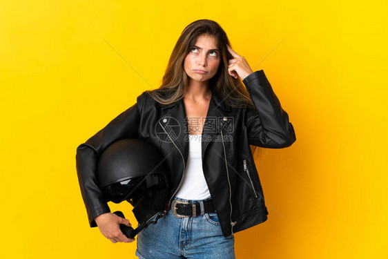 持有摩托车头盔的妇女图片