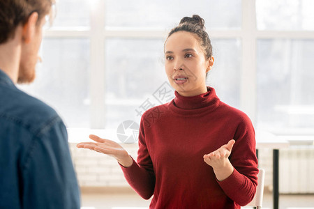 年轻烦恼的混种女人在马龙拖车解释她的麻烦图片