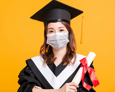 穿着带有医疗面具的毕业礼图片