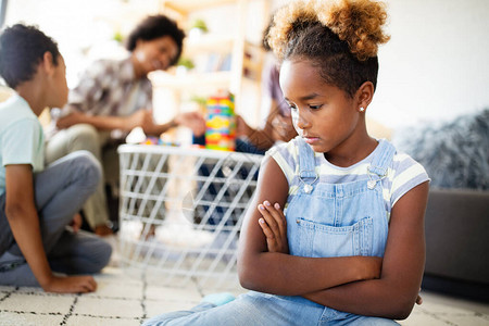 叛逆的小黑人女孩和家人有冲突家庭问题社会不背景图片