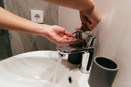 隔离期间在浴室洗手时用肥皂洗手图片
