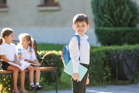 户外学校附近的小学生图片