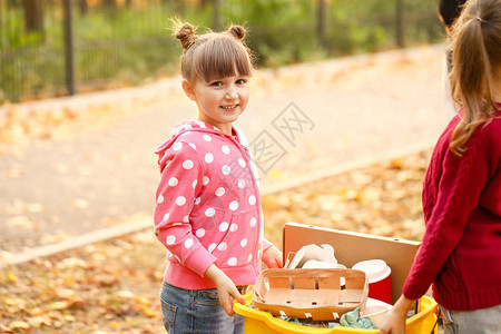 儿童在户外收集垃圾的幼童图片