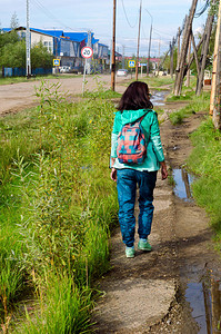 背着轻便行走的雅库特运动女郎沿着桑塔尔村北图片