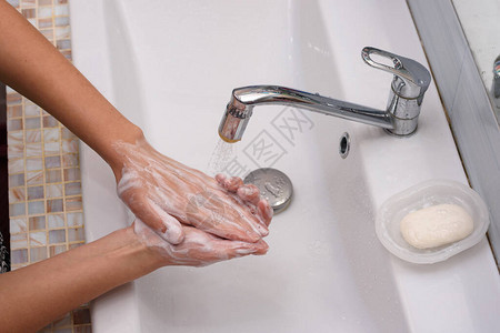 女手用肥皂彻底洗手图片