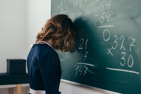 学校女生站在黑板上前额站立在黑图片