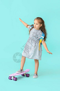 彩色背景上带滑板的小女生图片
