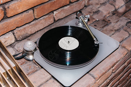古老的维尼尔唱片可转手在一家大阁Dj派对上经典音乐留声器图片