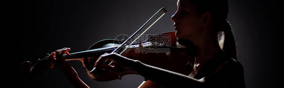 女音乐家在黑暗舞台小提琴上演奏的脚图片
