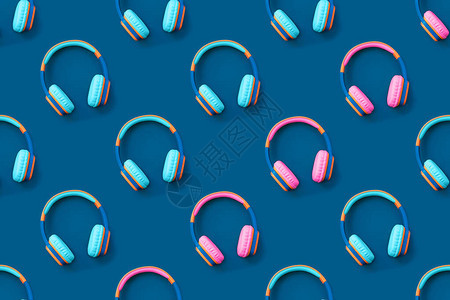 蓝色背景上的蓝色和粉红色耳机的无缝图案简约时尚音乐概念年度流行色概念图片