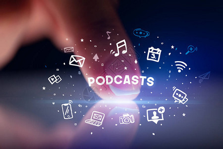 与抽取的社会媒体图标和PODCASTS刻录社交网络概念的手指图片