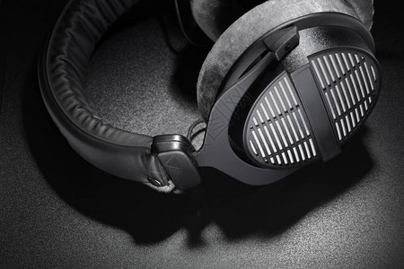 深色背景中的黑色工作室耳罩式开放式耳机图片
